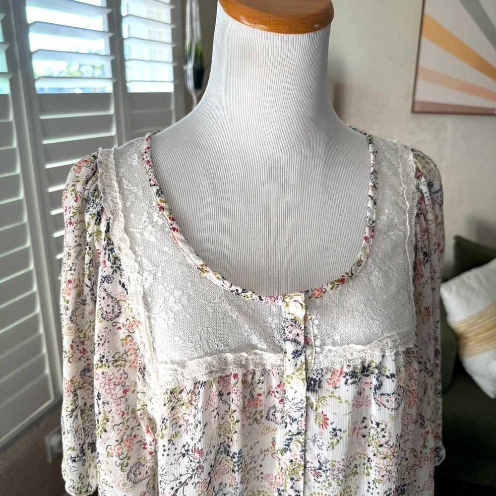 Love Squared paisley lace blouse - Picture 2 of 5
